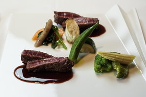北海道より十勝スロウフード自然飼育牛フィレ肉のステーキ　赤ワインソース